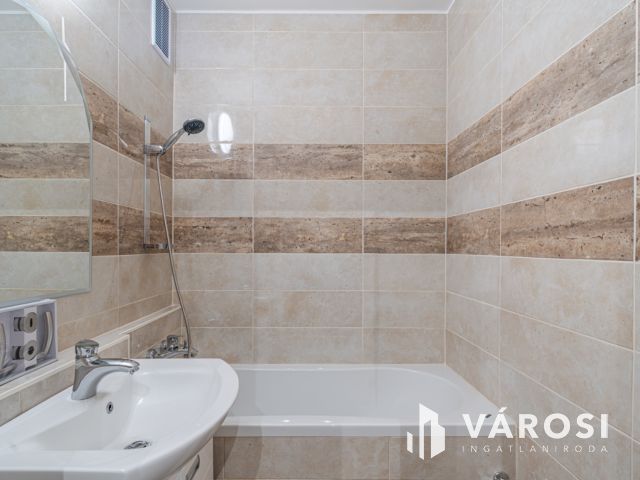 TELJESEN FELÚJÍTOTT LAKÁS AMERIKAI KONYHÁVAL TARJÁNBAN