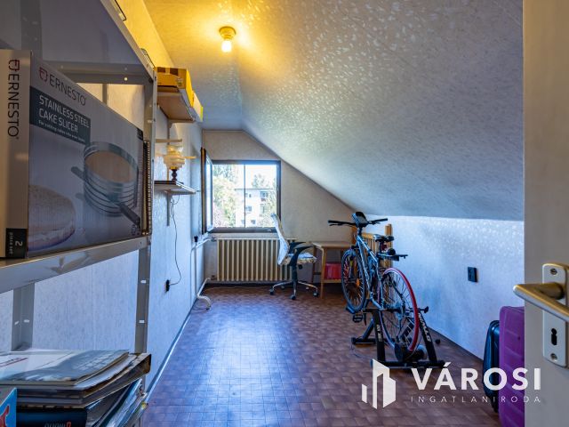 Ikerházfél, takaros kerttel Óbudán