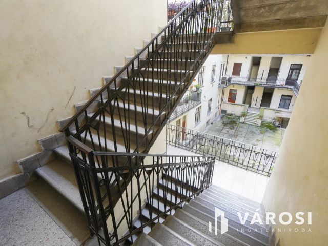 Remek elhelyezkedéssel a Váralja utcában!