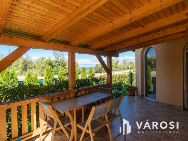 Gyönyörű családi ház balatoni panorámával