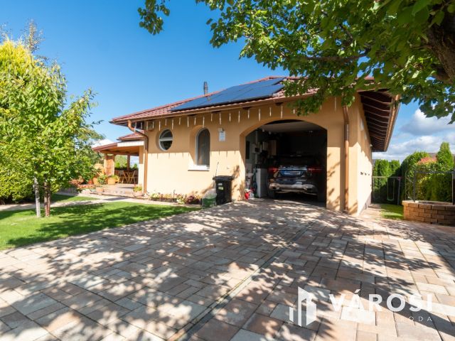 Gyönyörű családi ház balatoni panorámával