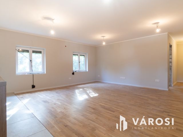 Első emeleti lakás az Aranyparton