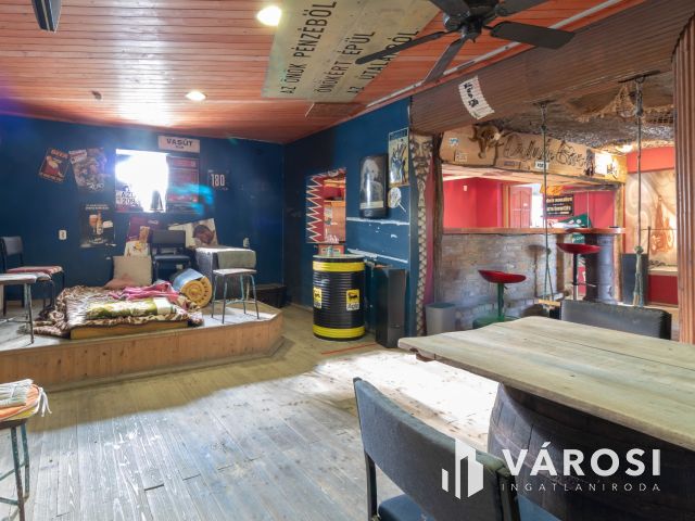 Többfunkciós, tágas, 250 m2-es családi ház Simontornyán