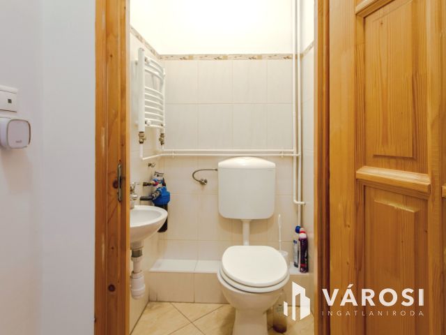 Belvárosi kuriózum lovasszoborral az ablak alatt