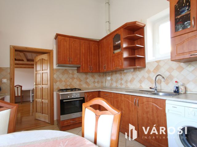 Belvárosi kuriózum lovasszoborral az ablak alatt