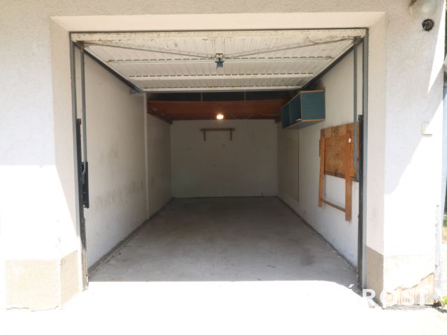 Belsőudvari garázs eladó a Nádas utcában .