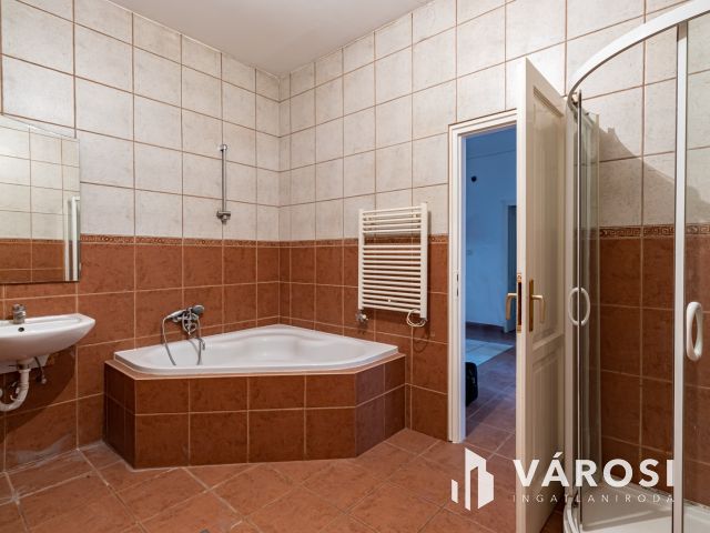 Budaörsön, sorházas beépítésű utcában, lakás eladó