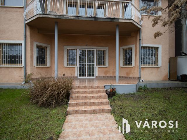 Budaörsön, sorházas beépítésű utcában, lakás eladó