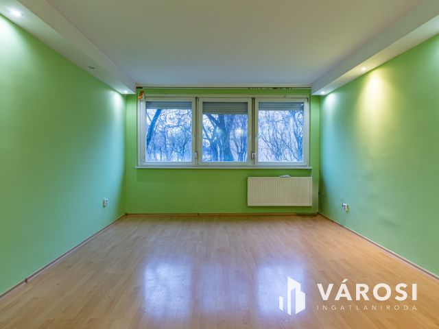 Nagy Lajos király útján, földszinti panellakás eladó