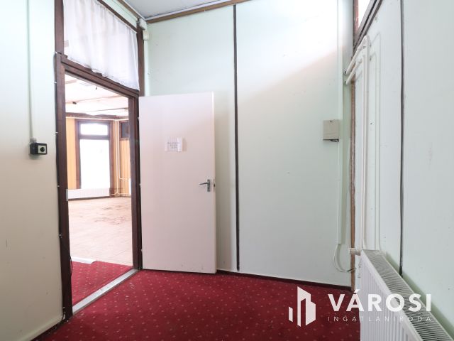 Szentmihály-telek elején üzlethelyiség, / iroda/ eladó.