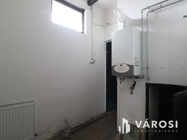 Szentmihály-telek elején üzlethelyiség, / iroda/ eladó.