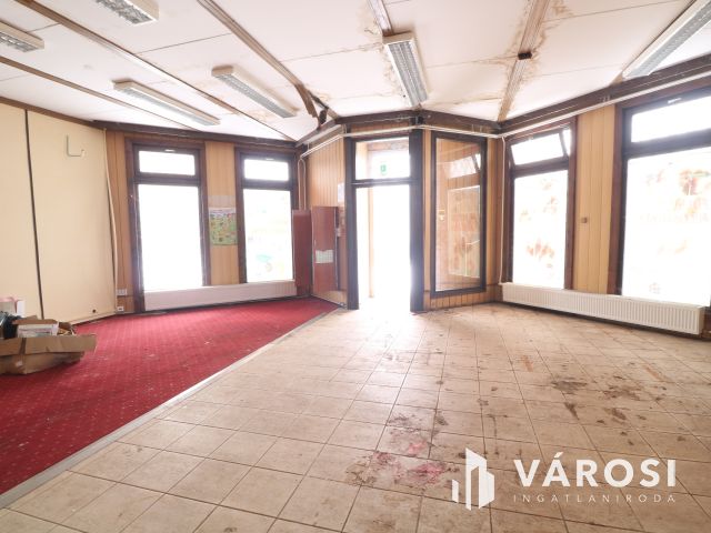 Szentmihály-telek elején üzlethelyiség, / iroda/ eladó.