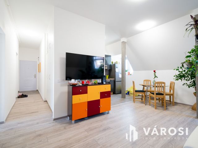 Eladó szinte új lakás Gödön: nappali + 2 háló + 2 autóbeálló