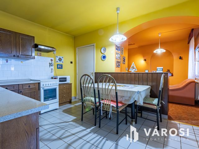 Három szobás ikerházfél eladó, Szigethalmon.