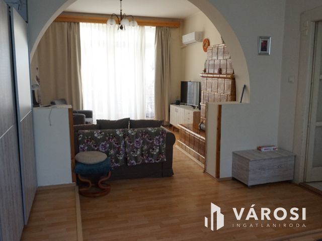 Impozáns lakás kertrésszel kiváló helyen Vásárhelyen