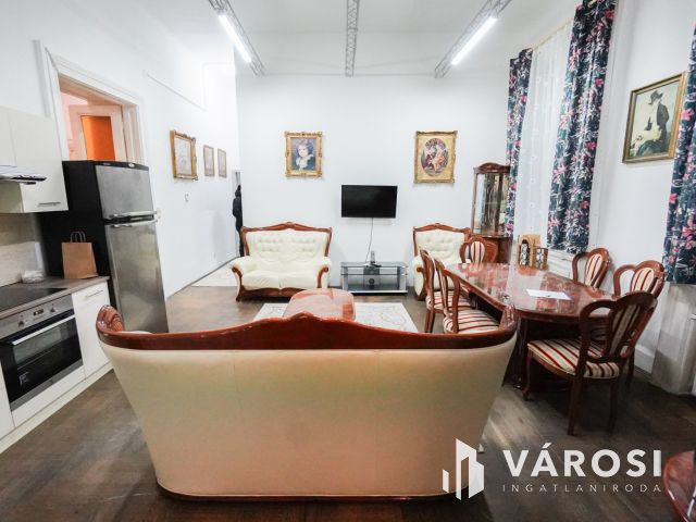 Sokoldalú lakás a Belvárosban!