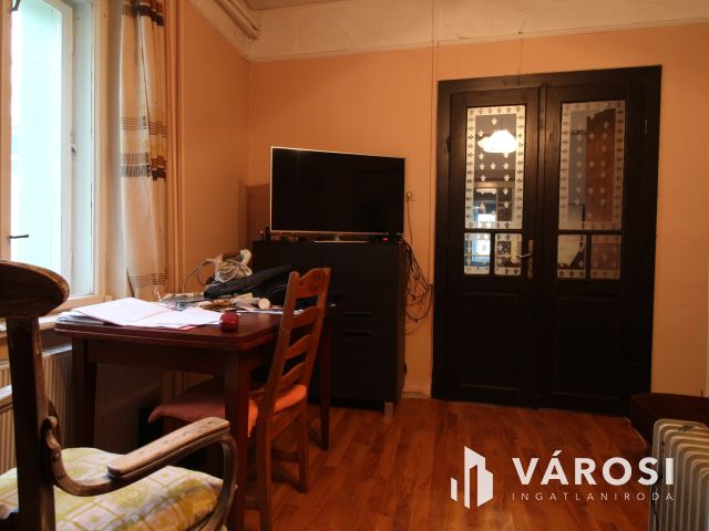 Felújítandó családiház - egy telek áráért Pomázon