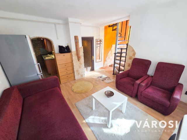 Hangulatos házikó zöld övezetben