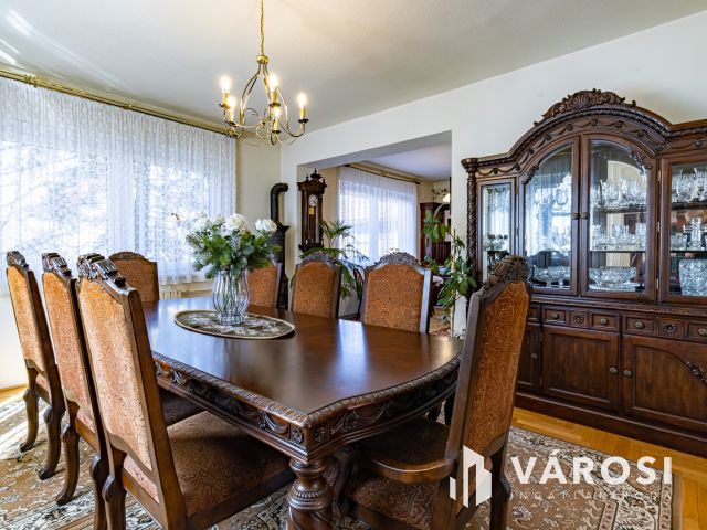 Turai kastély mellett, 4 szoba, nappalis családi ház eladó