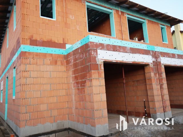 Új építésű ikerfél csendes utcában eladó