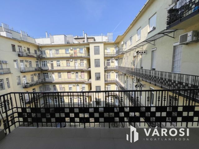 Erkélyes lakás a Rákóczi úton!