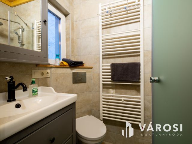 Bútorozott, felszerelt galériás lakás körúttól 1 utcára