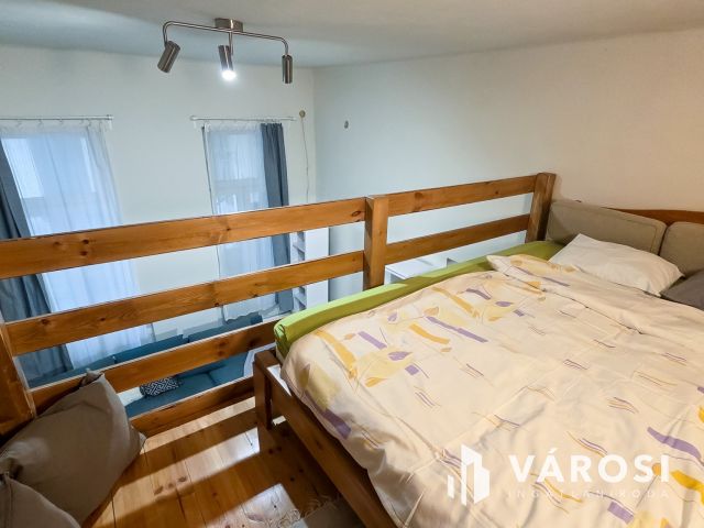 Bútorozott, felszerelt galériás lakás körúttól 1 utcára