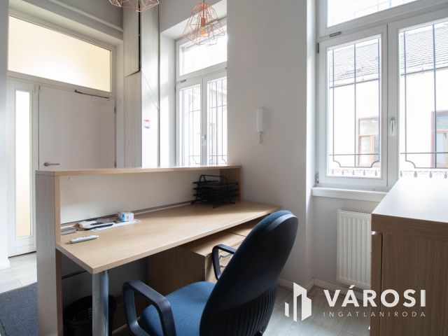 15 m2-es, 3. emeleti iroda kiadó a Podmaniczky utcában