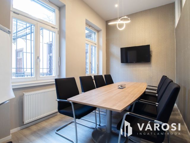 15 m2-es, 3. emeleti iroda kiadó a Podmaniczky utcában
