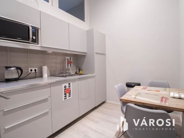 15 m2-es, 3. emeleti iroda kiadó a Podmaniczky utcában