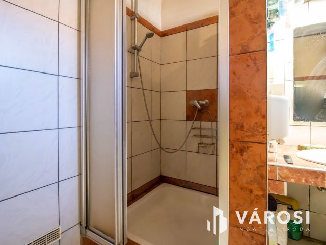 Felújított 5 szobás családi ház + 1 kislakás