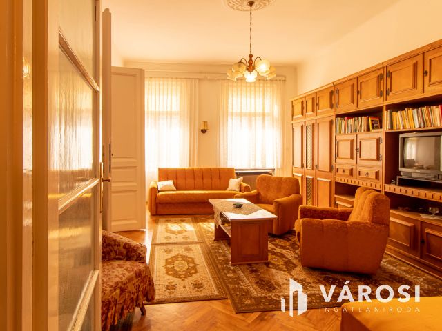 Világos erkélyes polgári lakás a VII. kerületben