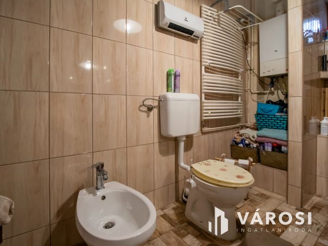 Két lakrészes 5 szobás lakás, saját kertrésszel