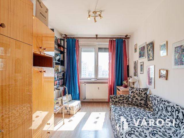 Három szoba erkéllyel napfénnyel