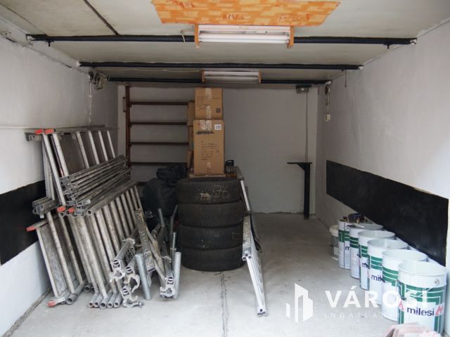 Felújított, rendezett garázs eladó Újszgeden