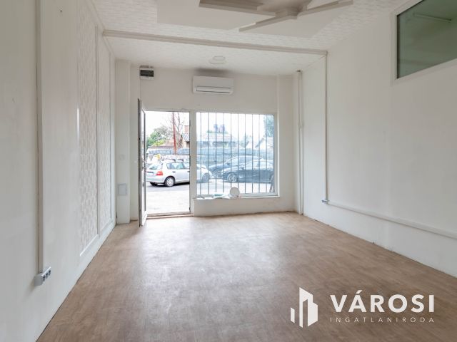 59 m2-es, klímás iroda saját raktárral és mosdóval kiadó