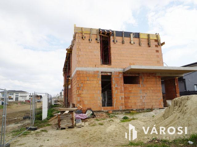 Eladó modern 4 szobás ikerfél nagy teraszokkal