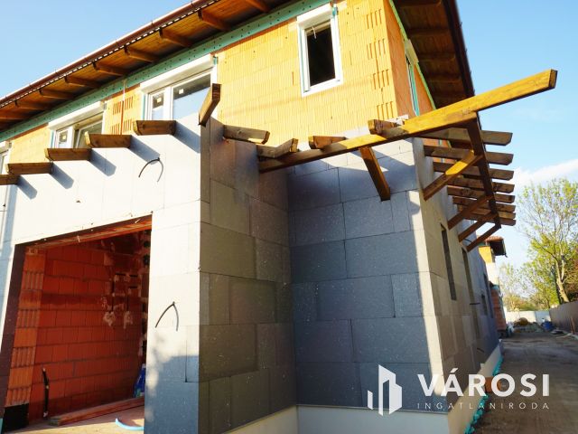 Új építésű ikerfél csendes utcában eladó