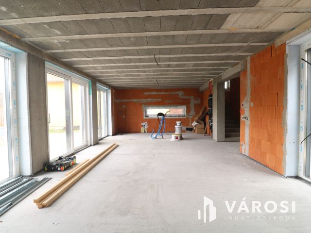 Szöregen kulcsrakész családi ház eladó.