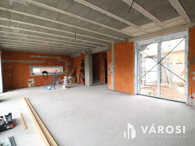 Szöregen kulcsrakész családi ház eladó.