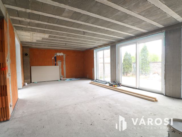 Szöregen kulcsrakész családi ház eladó.