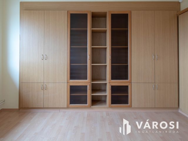 21 m2-es, részben berendezett, emeleti iroda a Pesti úton