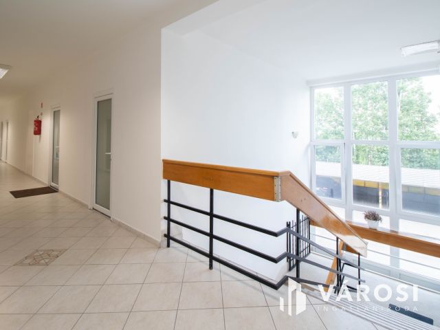 21 m2-es, részben berendezett, emeleti iroda a Pesti úton