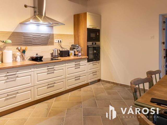 Családi ház Úriban megújult belsővel