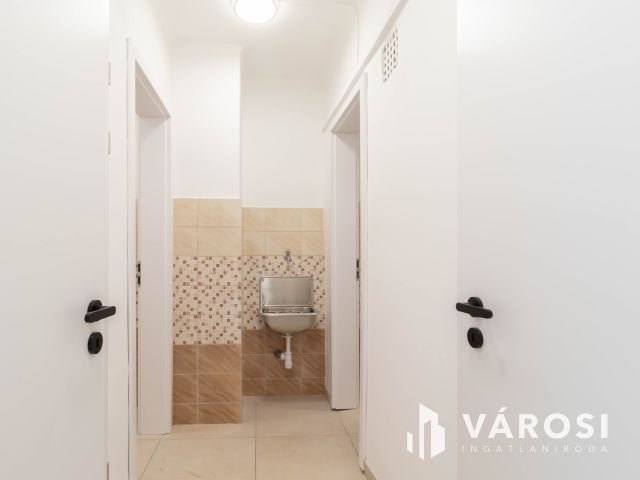 2. emeleti, 16 m2-es iroda kiadó Fáy utcai irodaépületben