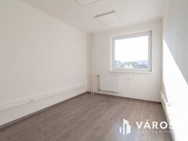 2. emeleti, 16 m2-es iroda kiadó Fáy utcai irodaépületben