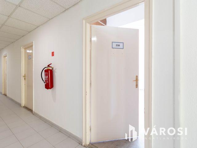 2. emeleti, 16 m2-es iroda kiadó Fáy utcai irodaépületben