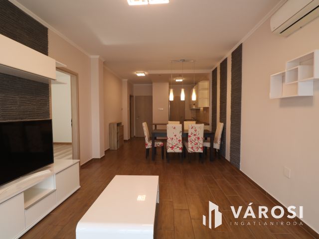 Családias lakóparkban 1. emelti lakás eladó.