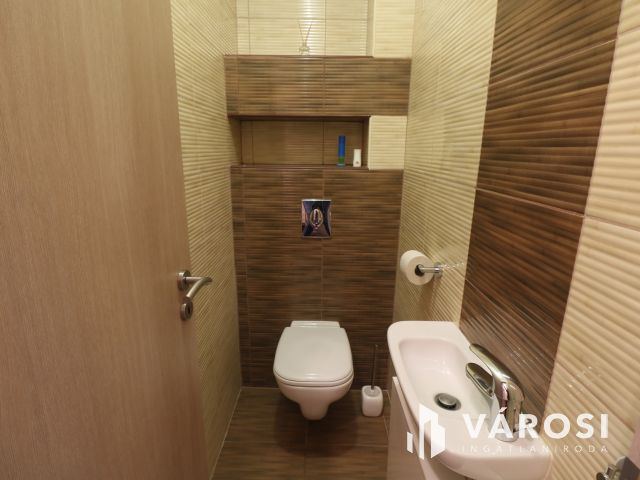 Családias lakóparkban 1. emelti lakás eladó.