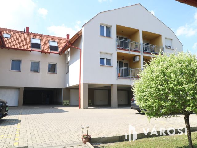 Családias lakóparkban 1. emelti lakás eladó.